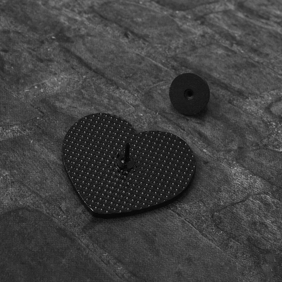 ๐ New Skeletor Live Laugh Love Heart Pin - Picture 5 of 7